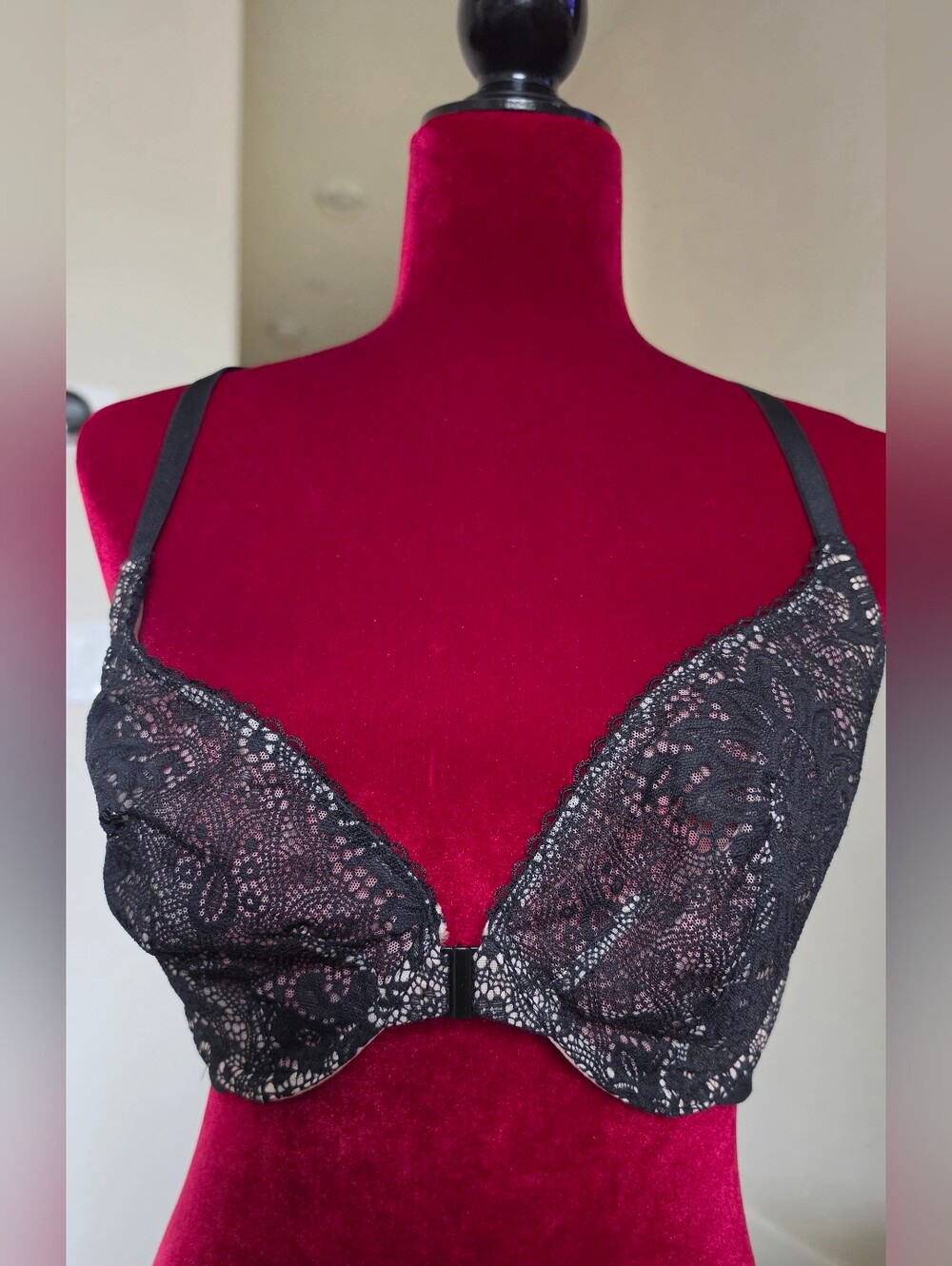Victoria's Secret Black Lace Front-Closure Bra with Decorative Back NWT 36DDD